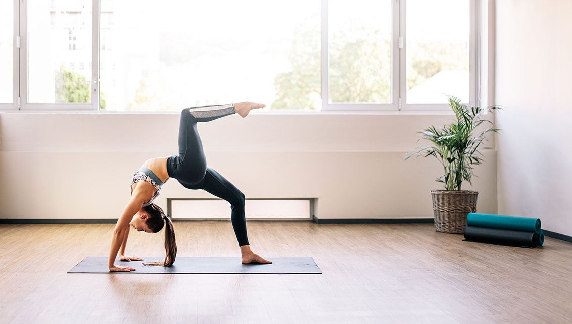 Vrouw oefent yoga